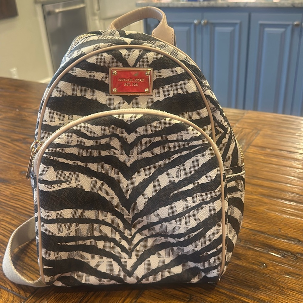 RARE! Michael Kors Jet Set Vanilla Small backpack with Adjustable Strap. New!!
